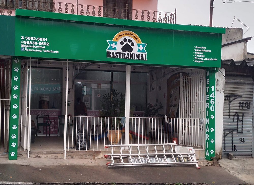 Fachada em ACM verde de clínica veterinária
