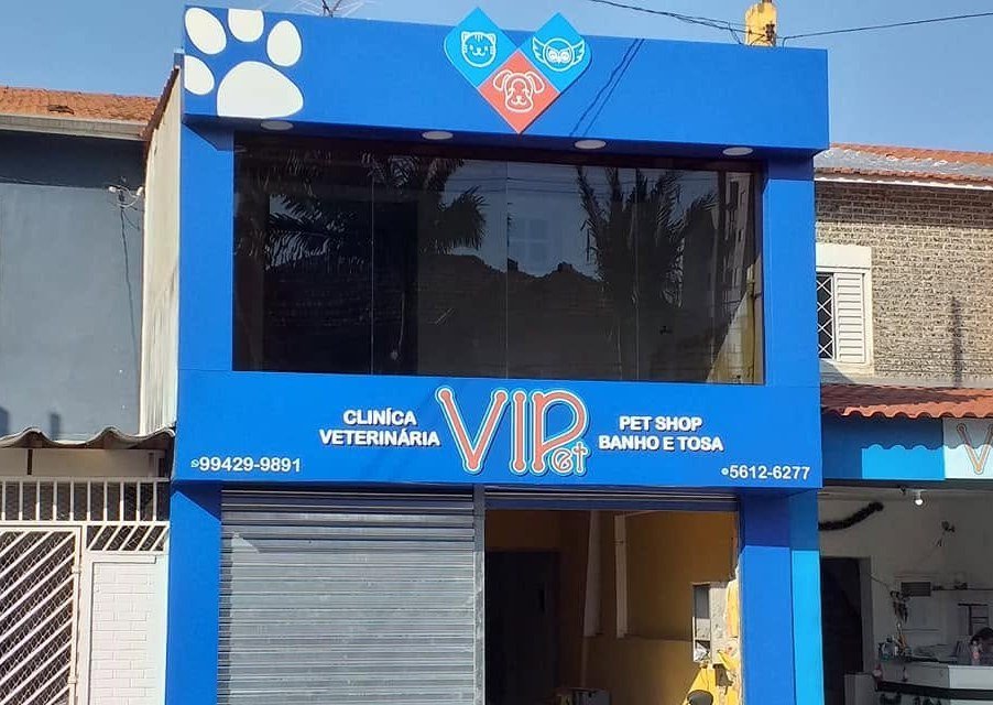 Fachada em ACM azul de clínica veterinária e pet shop